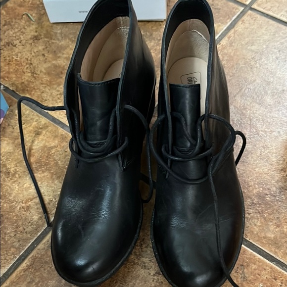 Clarks Black Leather Women's Booties Hazen Chukka Platform - Picture 2 of 4